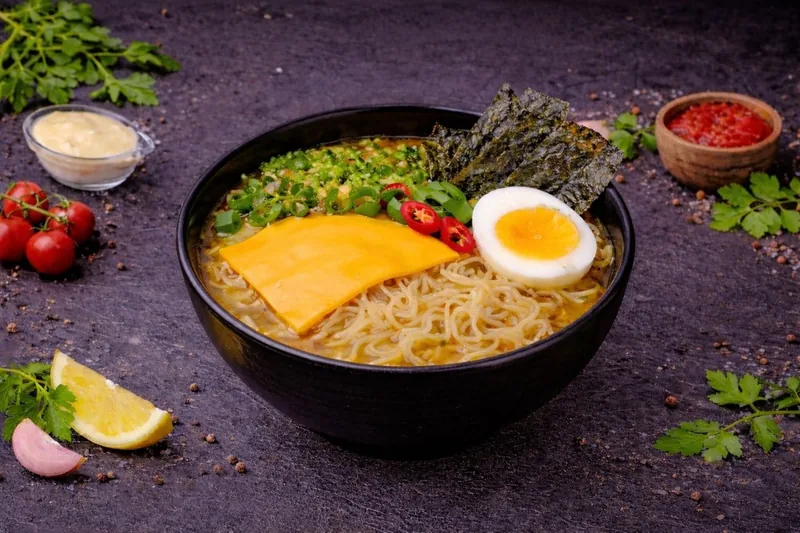 Рамен с яйцом и сыром